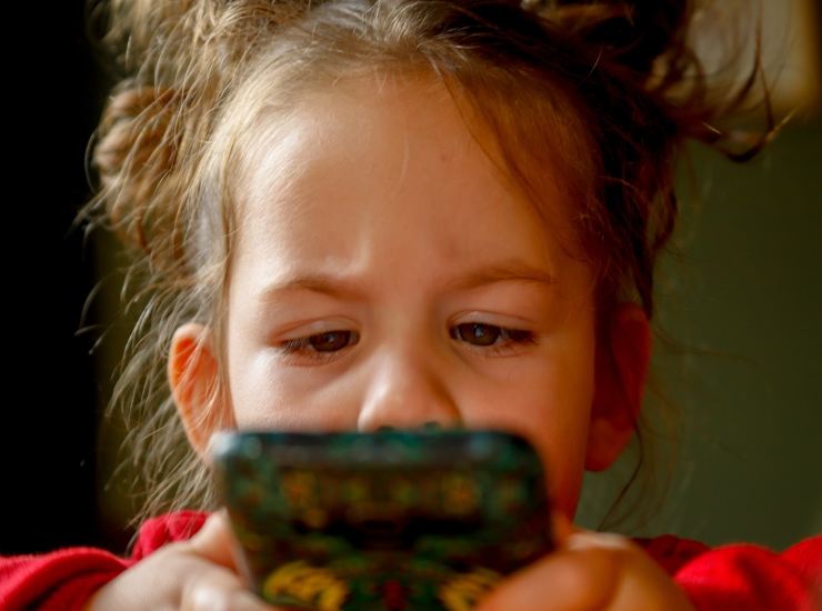 bambina smartphon
