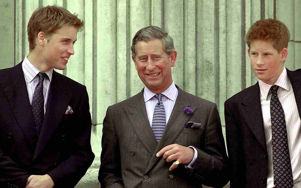 Re Carlo III con i figli