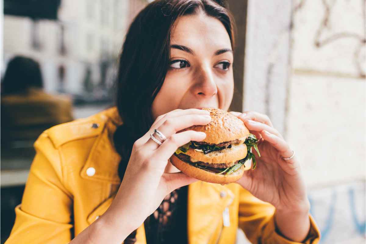 Mangiare velocemente fa ingrassare - Telereggiocalabria.it