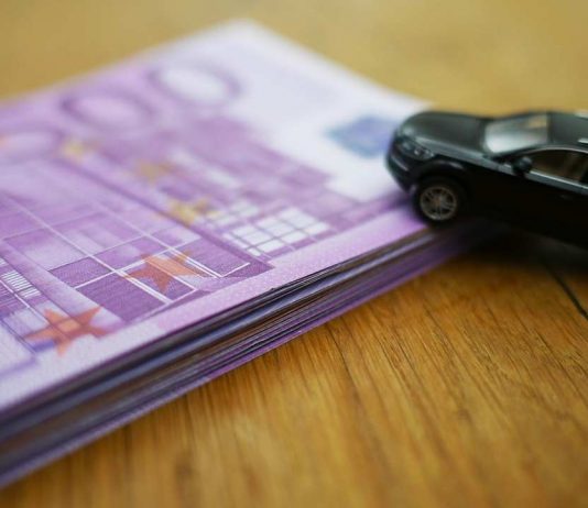 Assicurazione auto economica, devi farti installare questa cosa, risparmi una barca di soldi