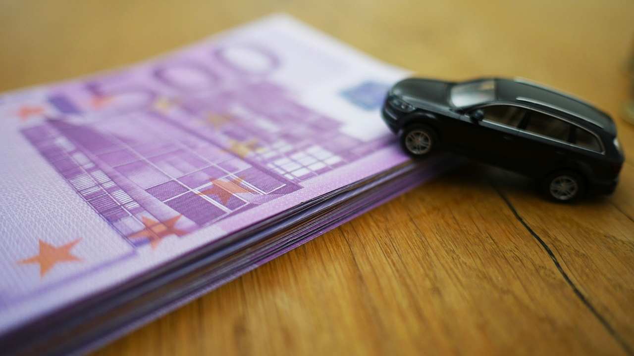 Assicurazione auto economica, devi farti installare questa cosa, risparmi una barca di soldi