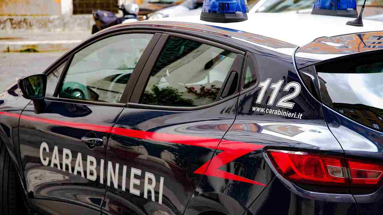 Dormiva vicino l'anziana madre trovata morta accoltellata, la ricostruzione dei carabinieri 