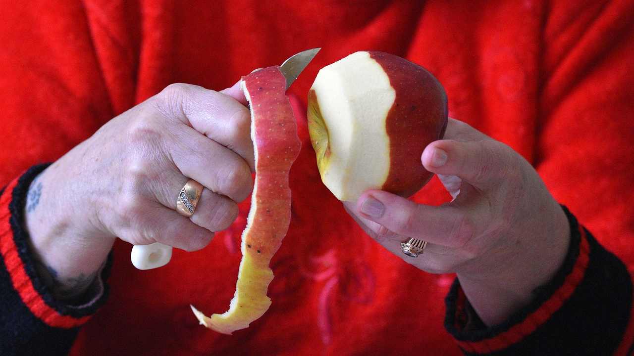 Sbuccia le mele, ma non le buttare le bucce nessuno lo sta più facendo