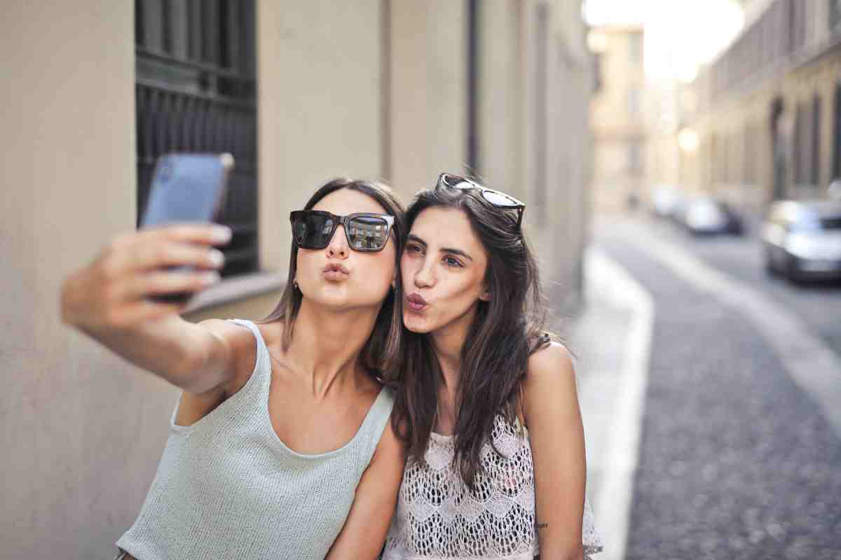 Il trucco per un selfie perfetto - Telereggiocalabria.it