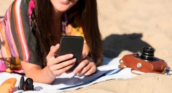 Smartphone, le 4 cose che devi sapere prima di portarlo in spiaggia