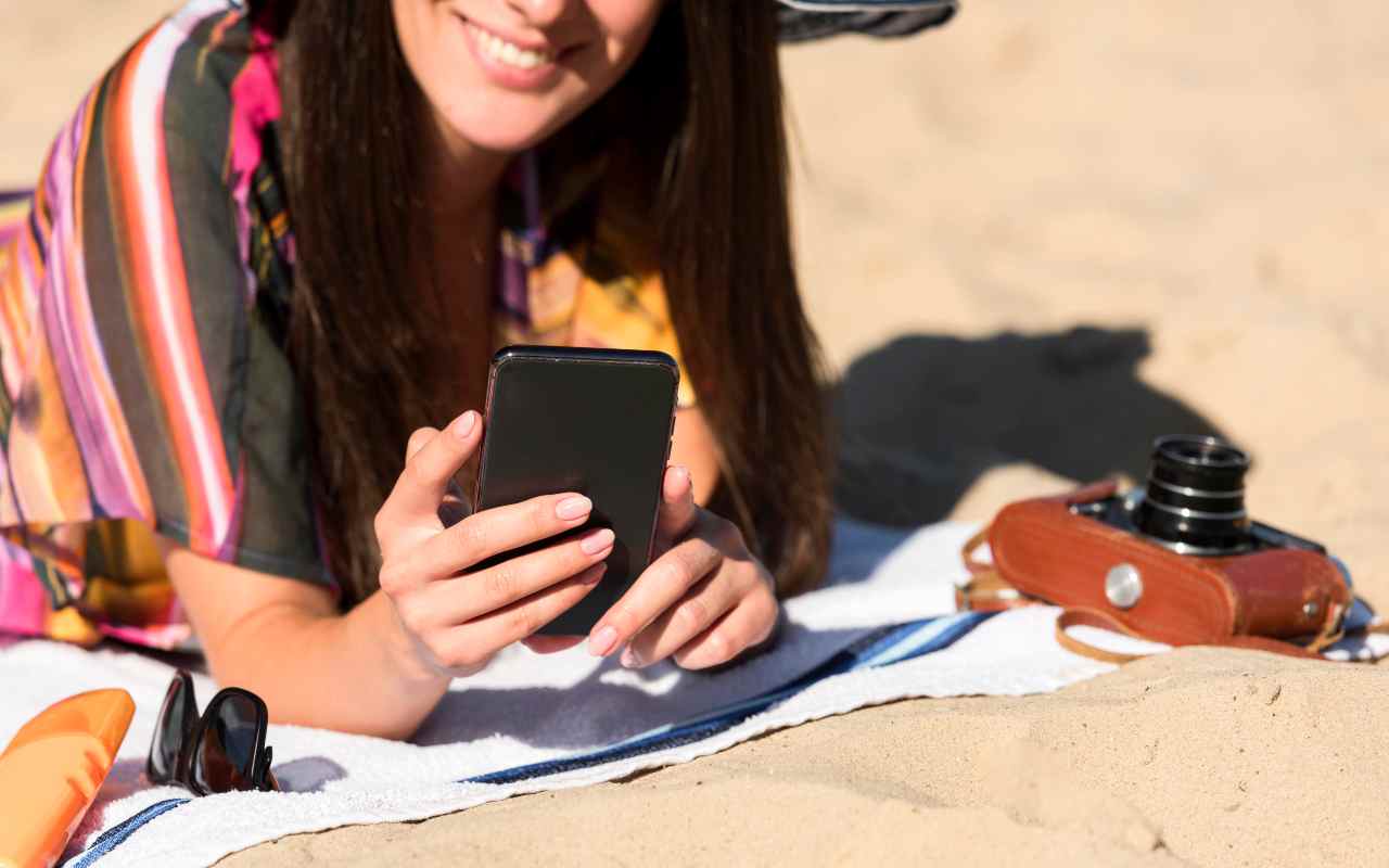 4 cose che devi sapere prima di portare lo smartphone in spiaggia 04062023 telereggiocalabria